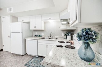 304 Palmwood Dr in Victoria, TX - Building Photo - Building Photo