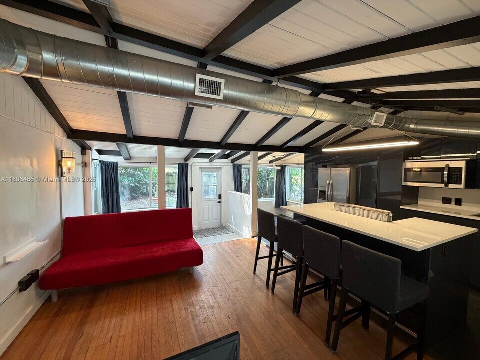 491 NE 163rd St in Miami, FL - Building Photo