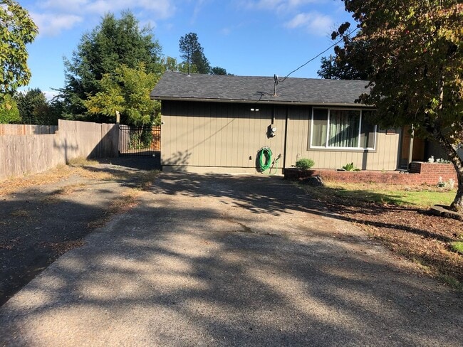 971 54th St in Springfield, OR - Building Photo - Building Photo