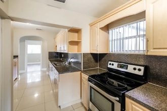 8084 SW 33rd Terrace in Miami, FL - Foto de edificio - Building Photo