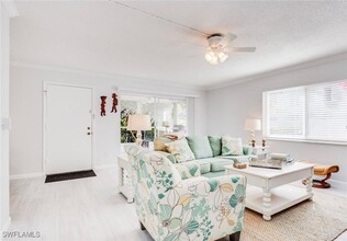 372 4th Ave S in Naples, FL - Building Photo - Building Photo