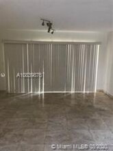 60 Park Dr in Bal Harbour, FL - Foto de edificio - Building Photo