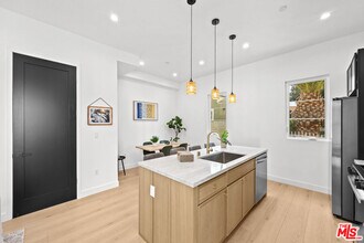 2324 S Dunsmuir Ave in Los Angeles, CA - Building Photo - Building Photo