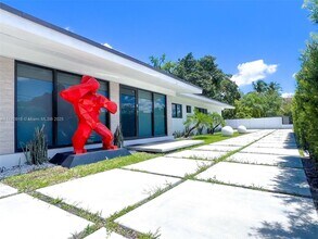 6025 SW 72nd Ave in Miami, FL - Building Photo - Building Photo