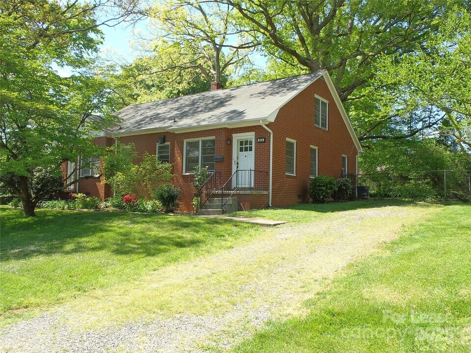 803 Wood St in Statesville, NC - Building Photo