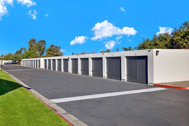 Valley Breeze Apartments in San Diego, CA - Building Photo - Building Photo