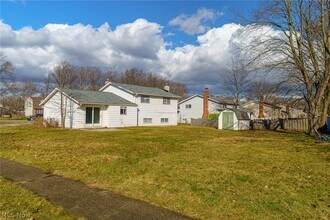 8671 Ashwood Dr in Strongsville, OH - Building Photo - Building Photo