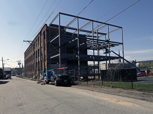 Simonds Hall Lofts in Fitchburg, MA - Foto de edificio - Building Photo