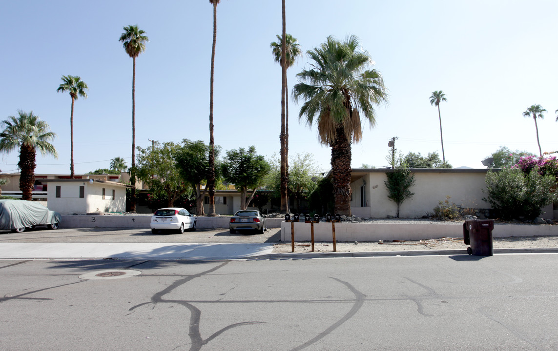 68461 Tahquitz Rd in Cathedral City, CA - Foto de edificio