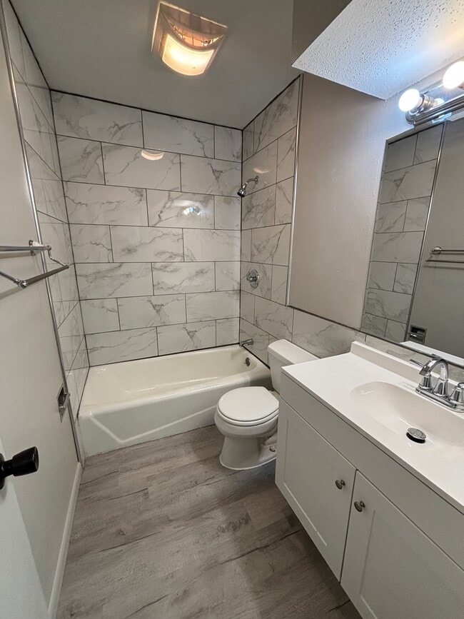 406 N Main St, Unit Unit 2 in Prairie City, IA - Building Photo - Building Photo