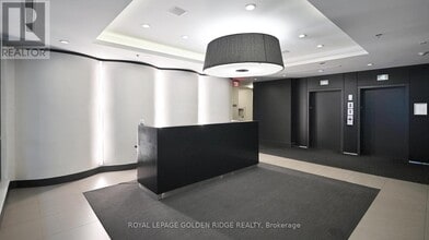 377 Madison Ave in Toronto, ON - Building Photo - Building Photo