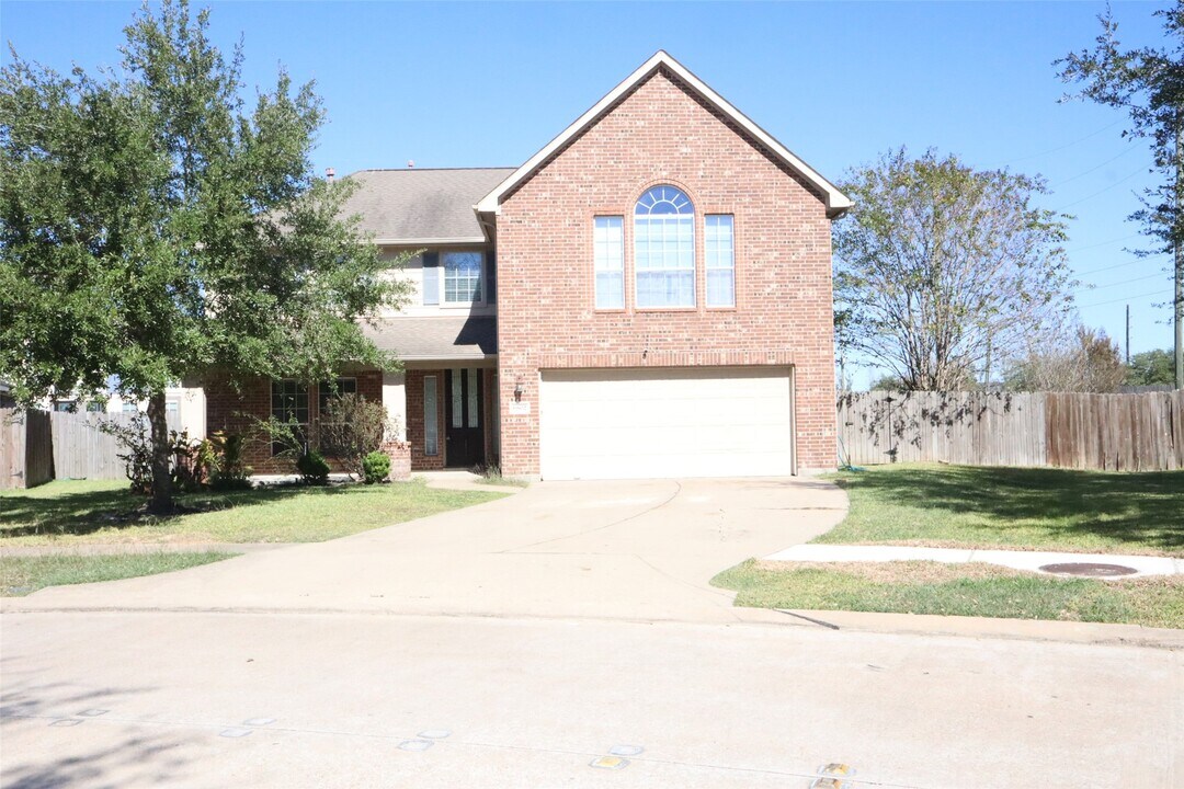 6802 Claire Brook Dr in Richmond, TX - Building Photo
