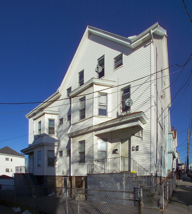 216 Tremont St in Fall River, MA - Building Photo