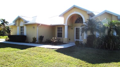 388 SW Paar Dr in Port St. Lucie, FL - Building Photo - Building Photo