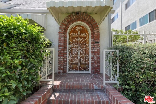 859 Le Doux Rd in Los Angeles, CA - Building Photo - Building Photo