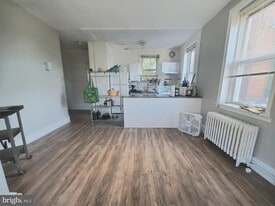 4960 Chestnut St in Philadelphia, PA - Building Photo