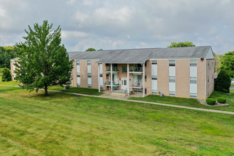 Hermitage Hills Apartments in Hermitage, PA - Foto de edificio - Building Photo
