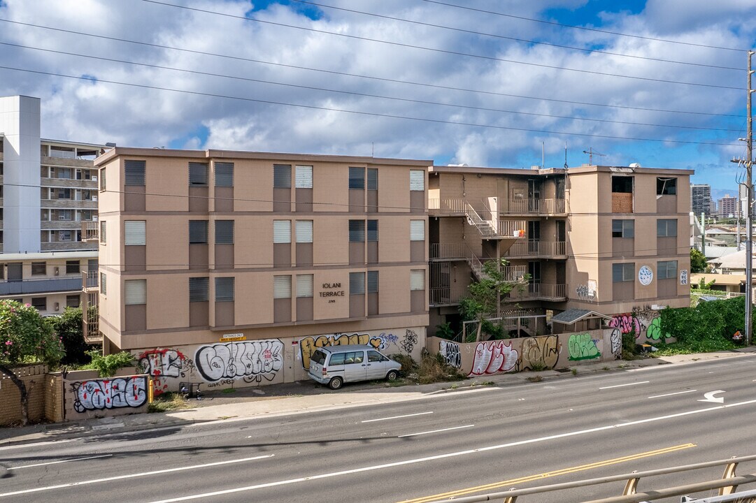 Iolani Terrace in Honolulu, HI - Building Photo