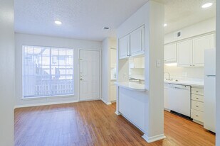 Towne Oaks in Austin, TX - Building Photo