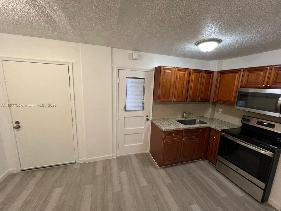 6840 Pembroke Rd in Miramar, FL - Building Photo