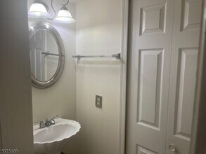 17 Cameo Ct in Franklin Township, NJ - Building Photo - Building Photo