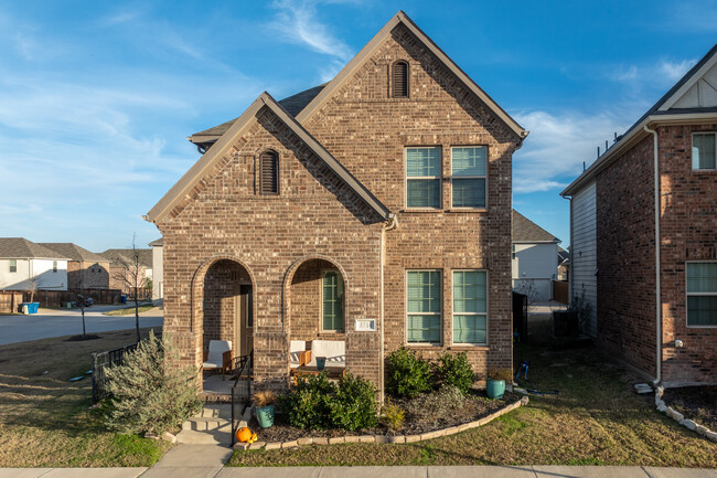 8017 Chapman Cir in Rowlett, TX - Foto de edificio - Building Photo