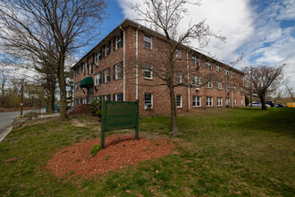 Mystic Pond Condominiums in Methuen, MA - Building Photo - Building Photo