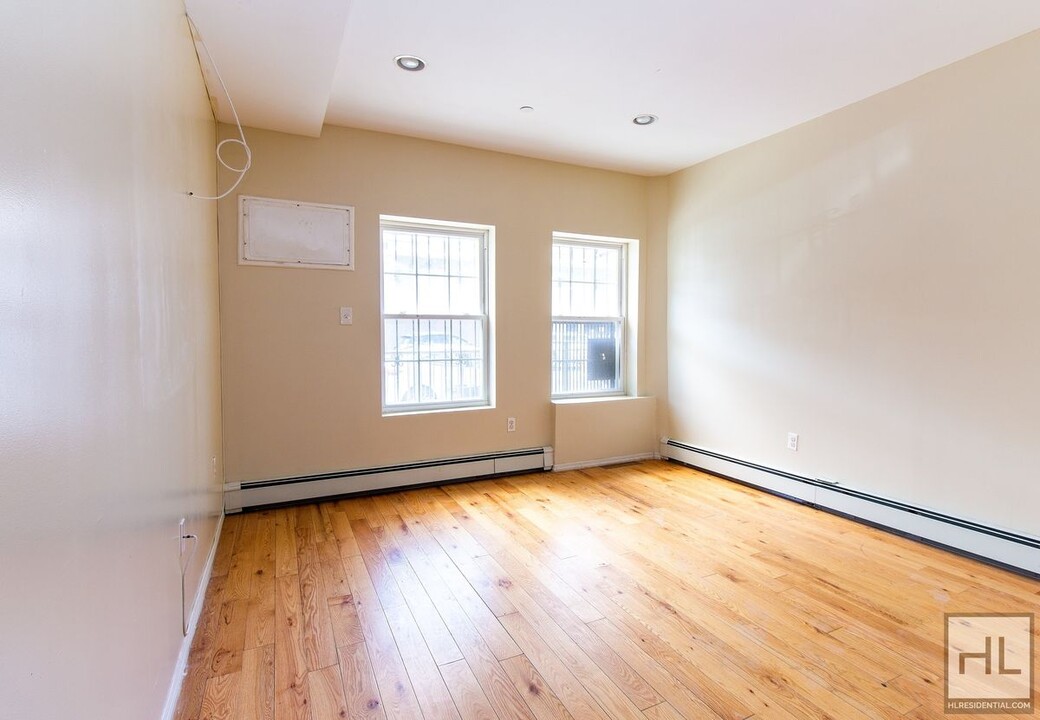 655 DeKalb Ave in Brooklyn, NY - Building Photo