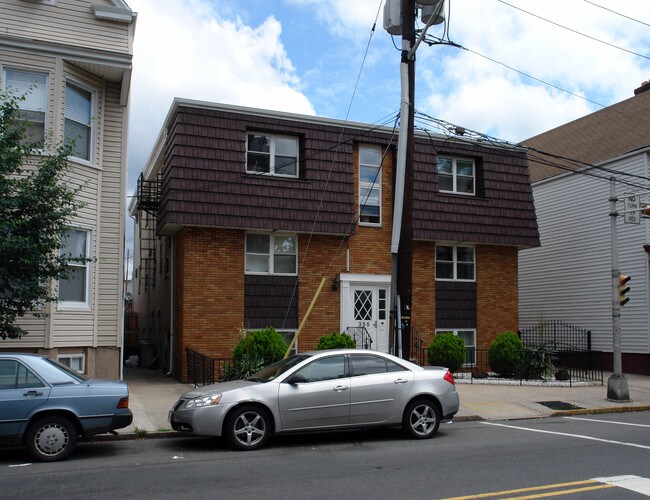 355 Lafayette St in Newark, NJ - Foto de edificio - Building Photo