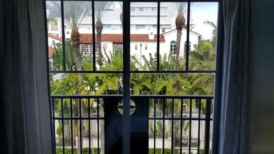 1060 Ocean Dr, Unit 305 in Miami Beach, FL - Building Photo - Building Photo