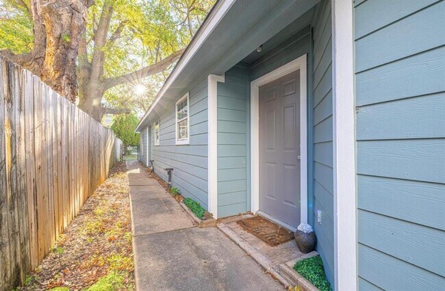 property at 305 N Ennis St