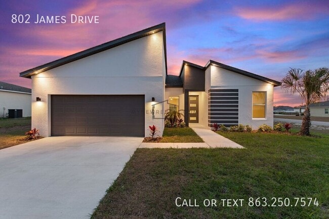 802 James Dr in Poinciana, FL - Foto de edificio - Building Photo