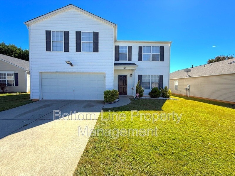 8125 Rosberg Ln in Charlotte, NC - Building Photo