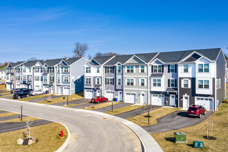 Franklin Square in New Freedom, PA - Foto de edificio - Building Photo