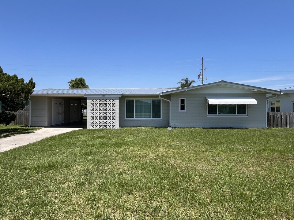 371 Granada St in New Smyrna Beach, FL - Building Photo