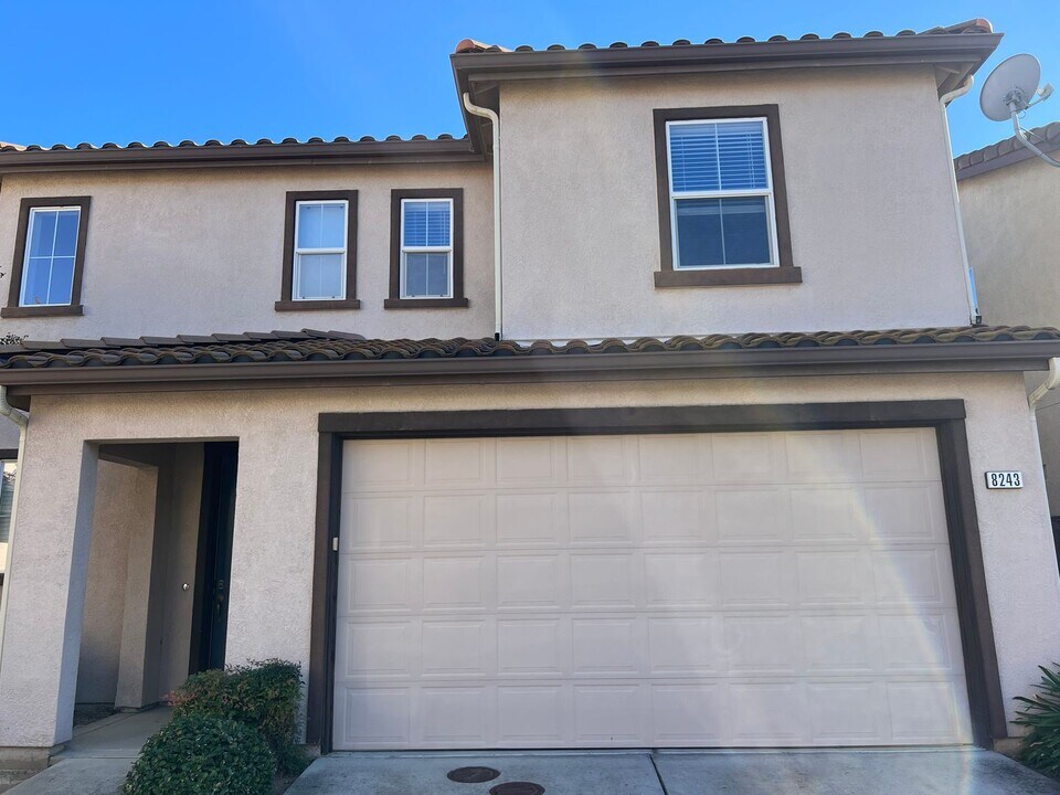 8243 Crystal Walk Cir in Elk Grove, CA - Building Photo