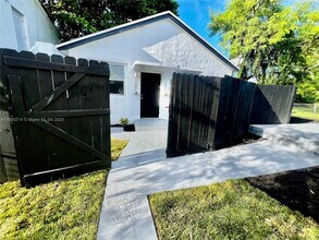 1601 NW 50th St in Miami, FL - Building Photo - Building Photo