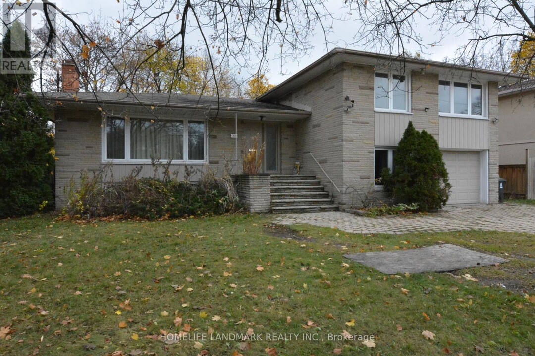 33 Hawksbury Dr in Toronto, ON - Building Photo