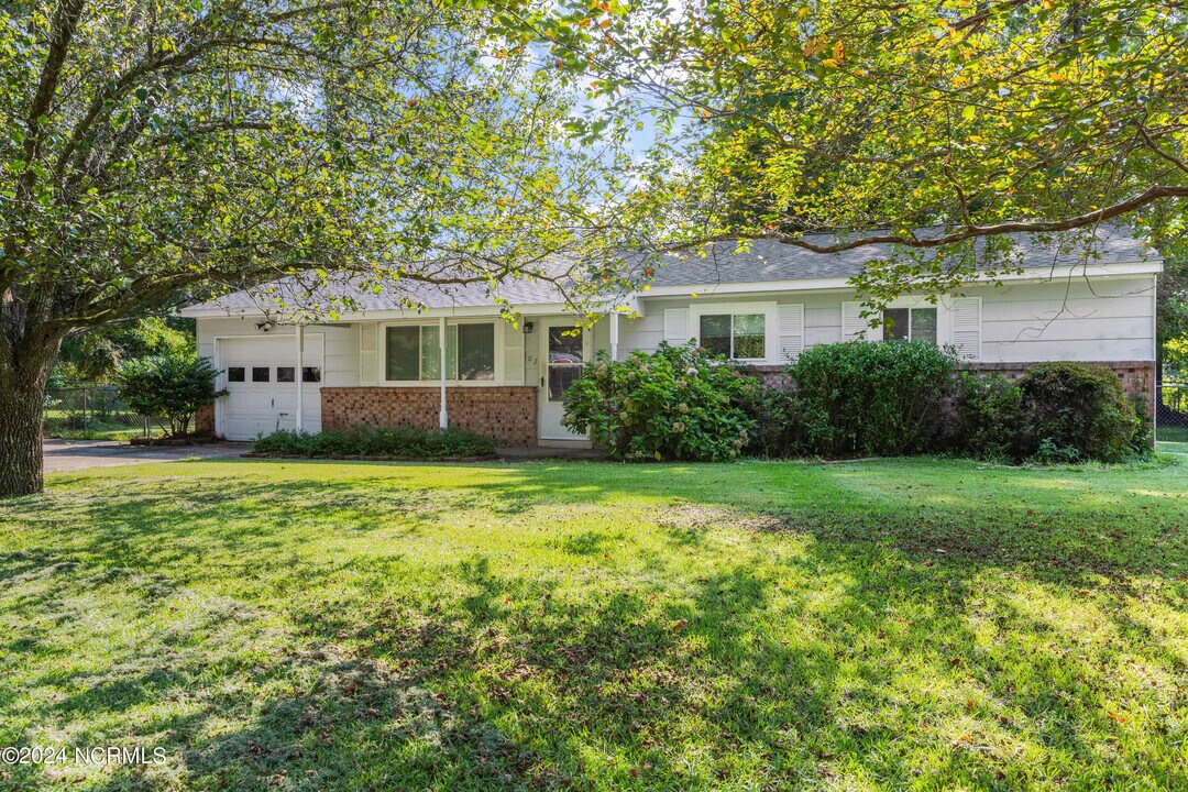 102 Ivey Ct in Jacksonville, NC - Building Photo