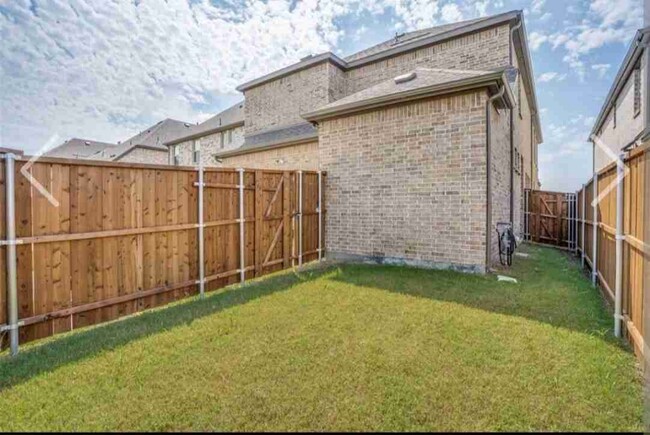 12736 Mercer Pkwy in Farmers Branch, TX - Building Photo - Building Photo