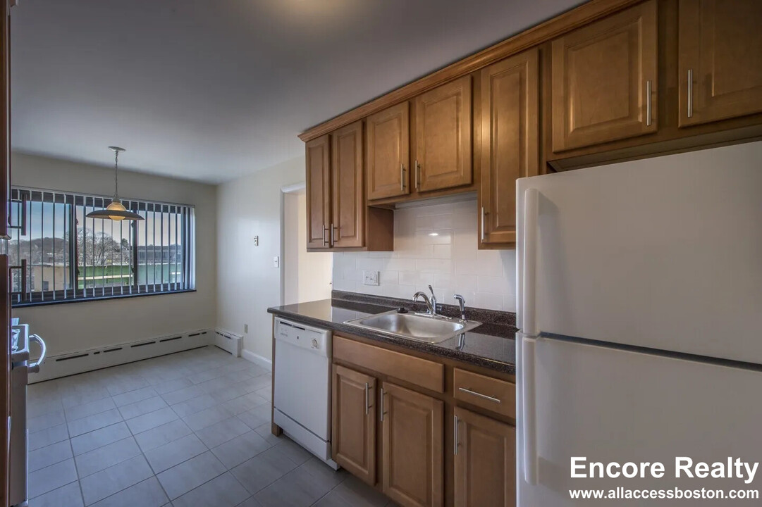 880 Massachusetts Ave, Unit 1 BED VERY CLEANNN in Arlington, MA - Foto de edificio