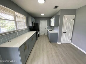 6539 Thurgood Cir E in Jacksonville, FL - Building Photo - Building Photo