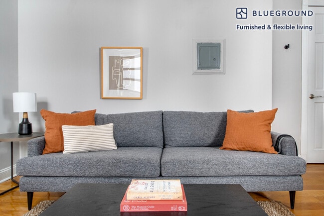 118 Christopher St, Unit FL4-ID1162 in New York, NY - Building Photo - Building Photo