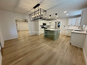 10107 Old Mill Rd in Fort Smith, AR - Foto de edificio - Building Photo