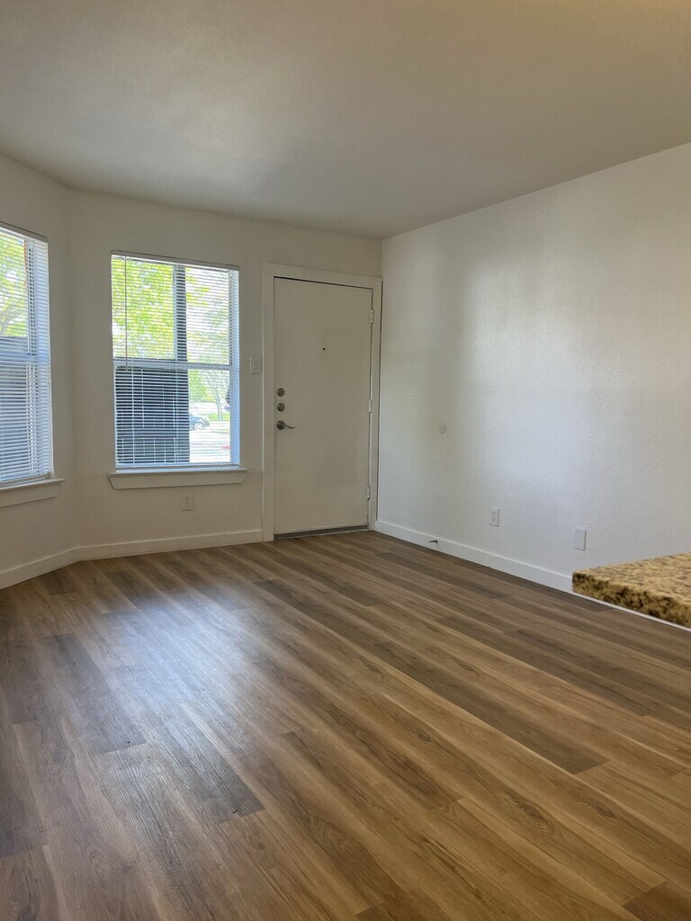 Ventura Landing Apartments in Desoto, TX