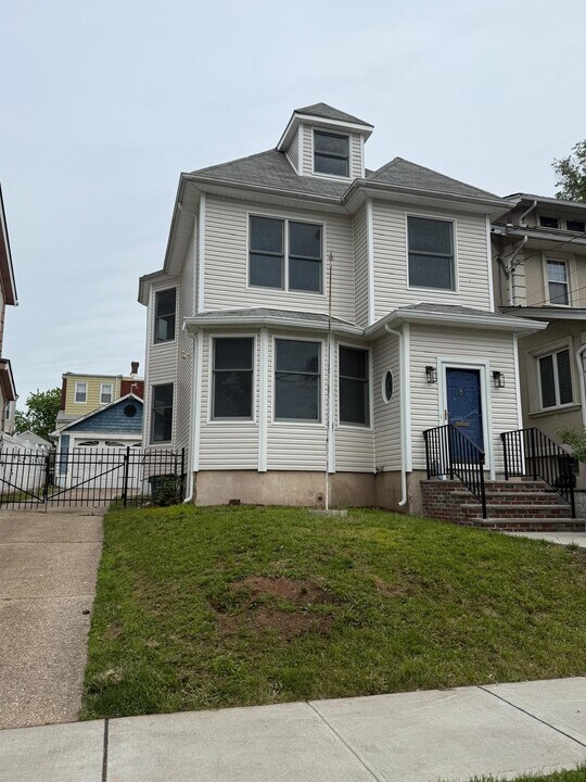 423 Devon St in Kearny, NJ - Building Photo