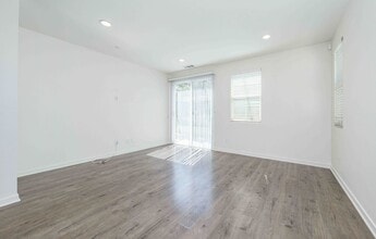 399 N Avelina Way in Anaheim, CA - Building Photo - Building Photo