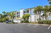 330 NE Edgewater Dr in Stuart, FL - Foto de edificio - Building Photo