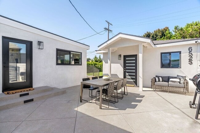 6527 W 85th St in Los Angeles, CA - Building Photo - Building Photo