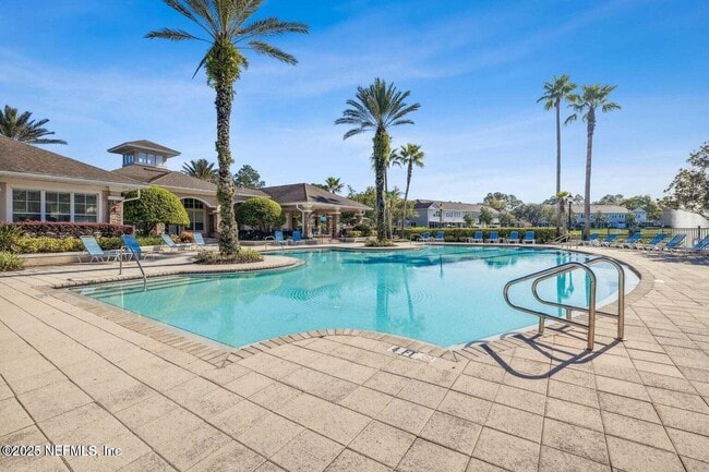 7990 Baymeadows Cir E in Jacksonville, FL - Foto de edificio - Building Photo